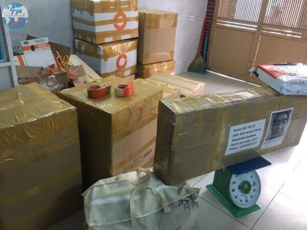 Cước phí vận chuyển hàng không phụ thuộc nhiều vào cân nặng và kích thước hàng hóa